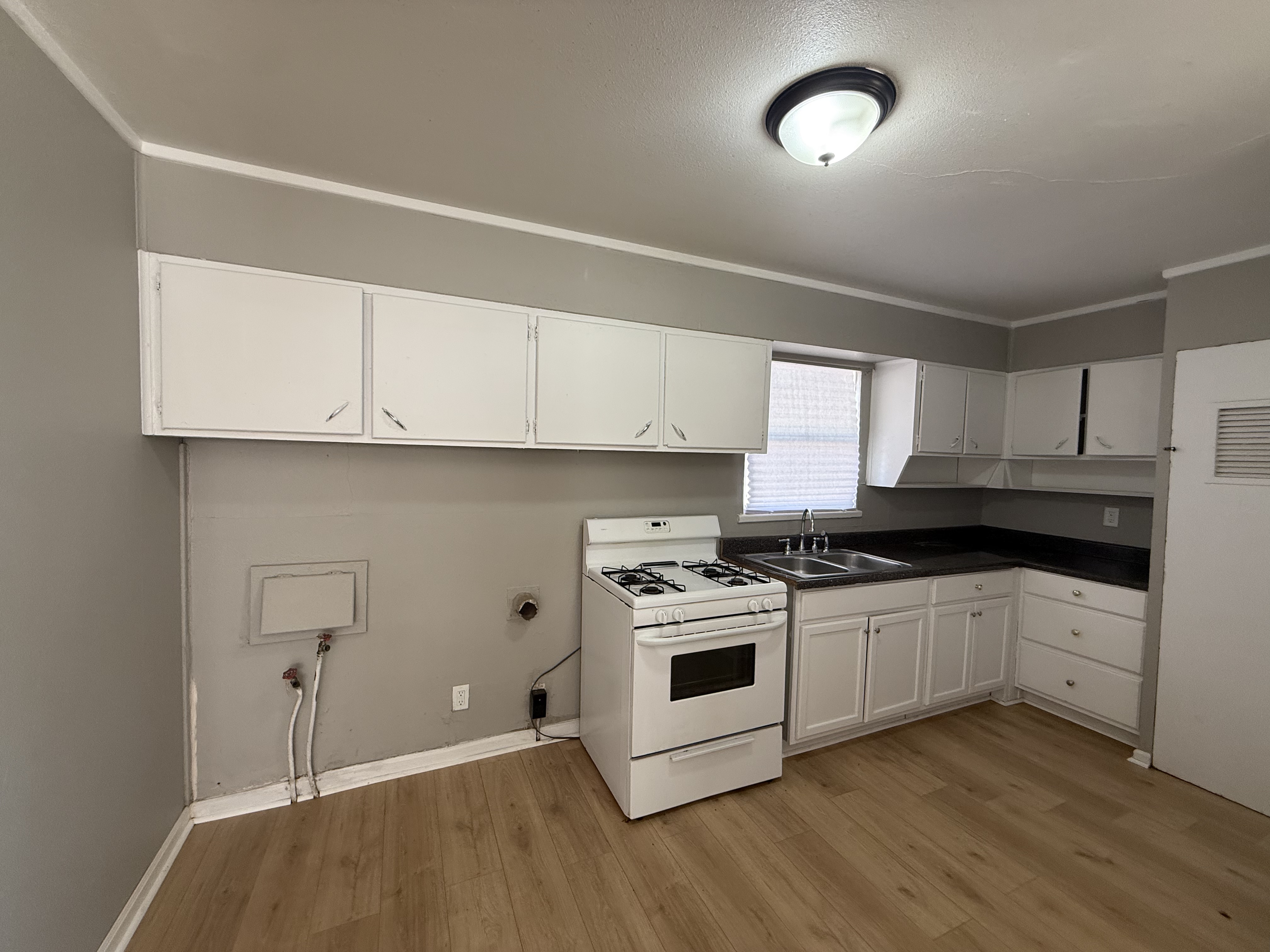 3003 Walnut photo 4