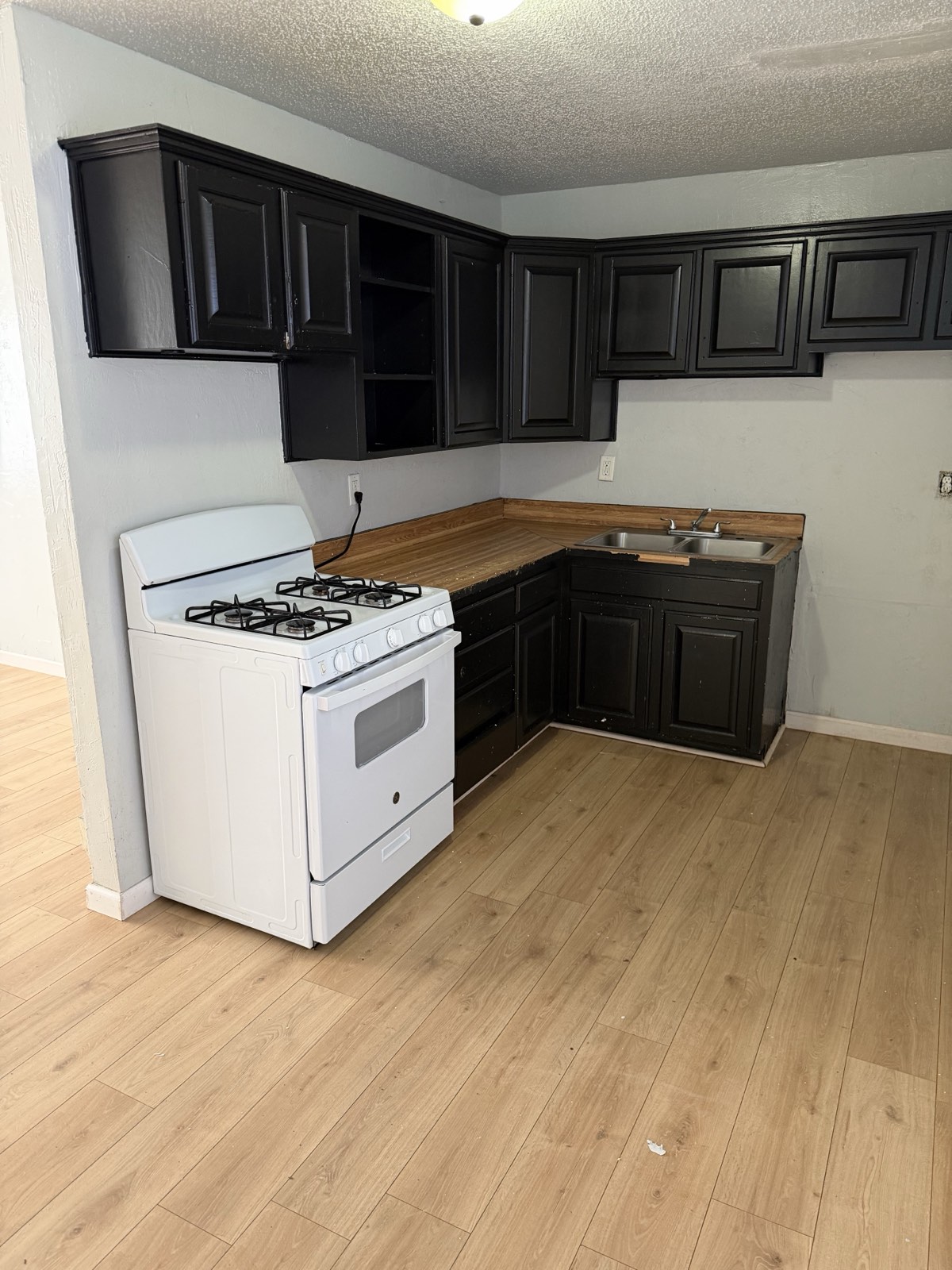 3011 N. Hill photo 3