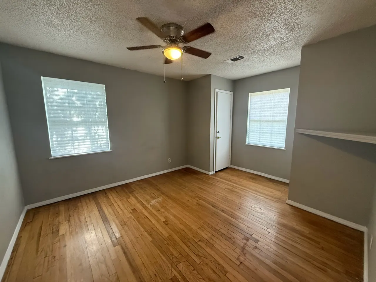 4213 Hughes photo 4