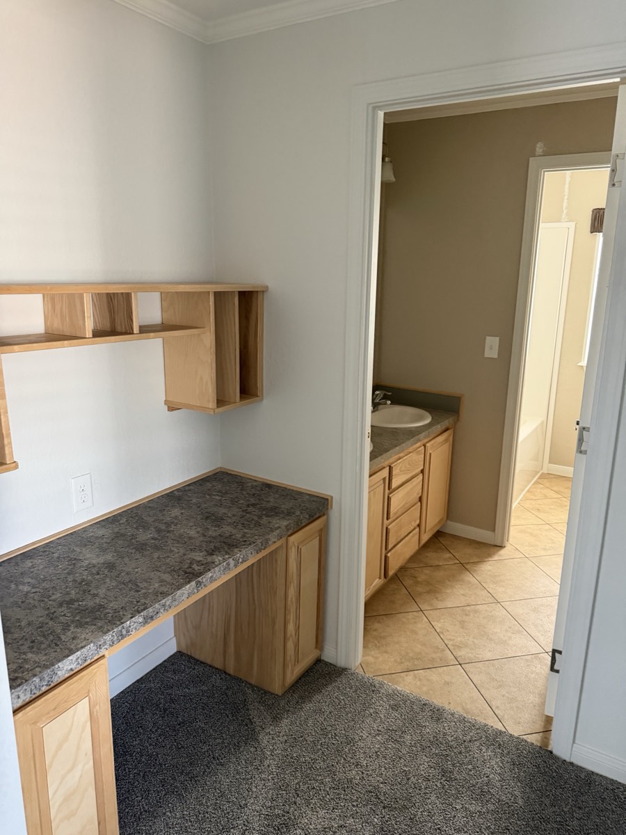 2023 Deming Solitaire 32×82 — Built-in desk nook