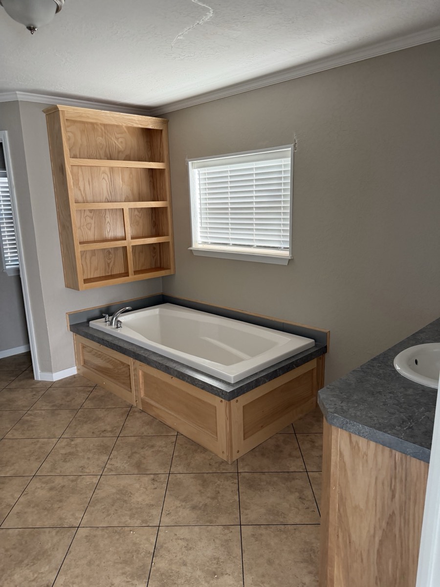 2023 Deming Solitaire 32×82 — Bathroom with soaking tub