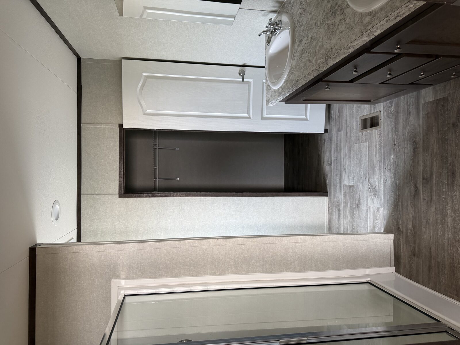 2024 Jessup Rosewood 28×64 — Kitchen