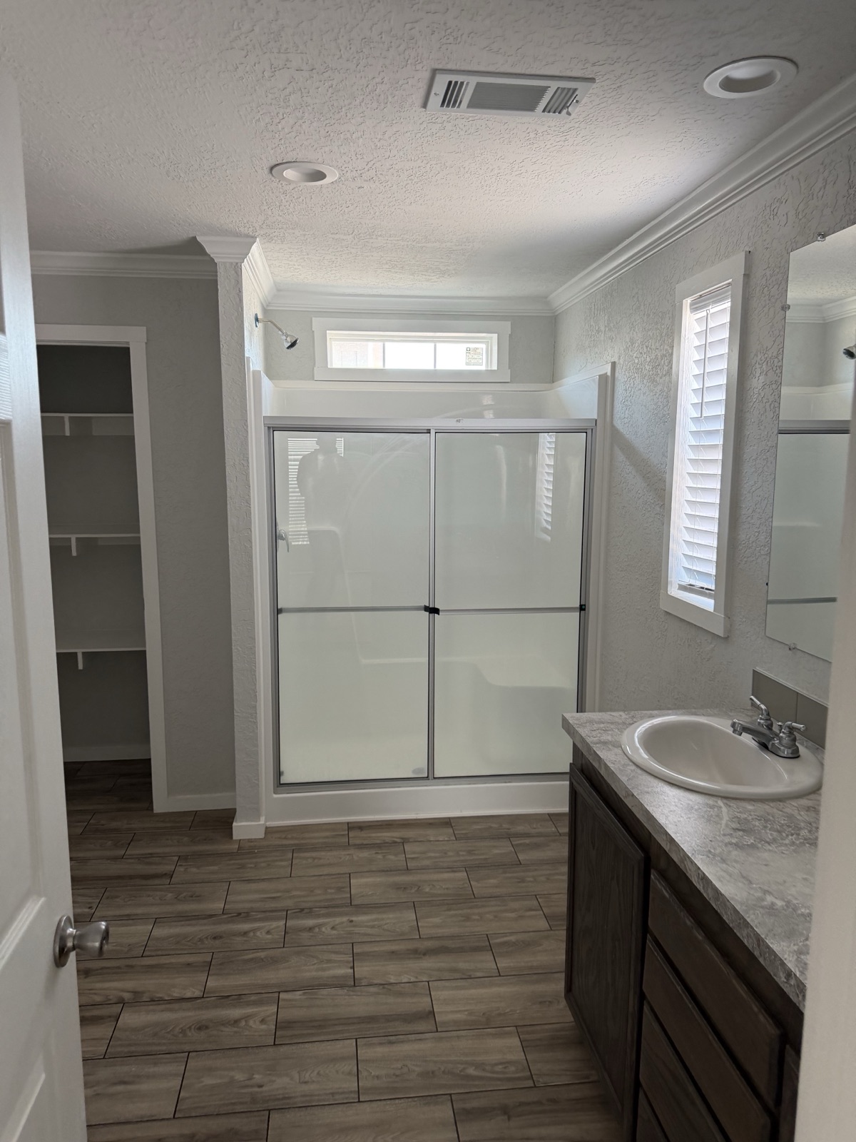 2025 Solitaire Emerald 28x60 interior photo 3