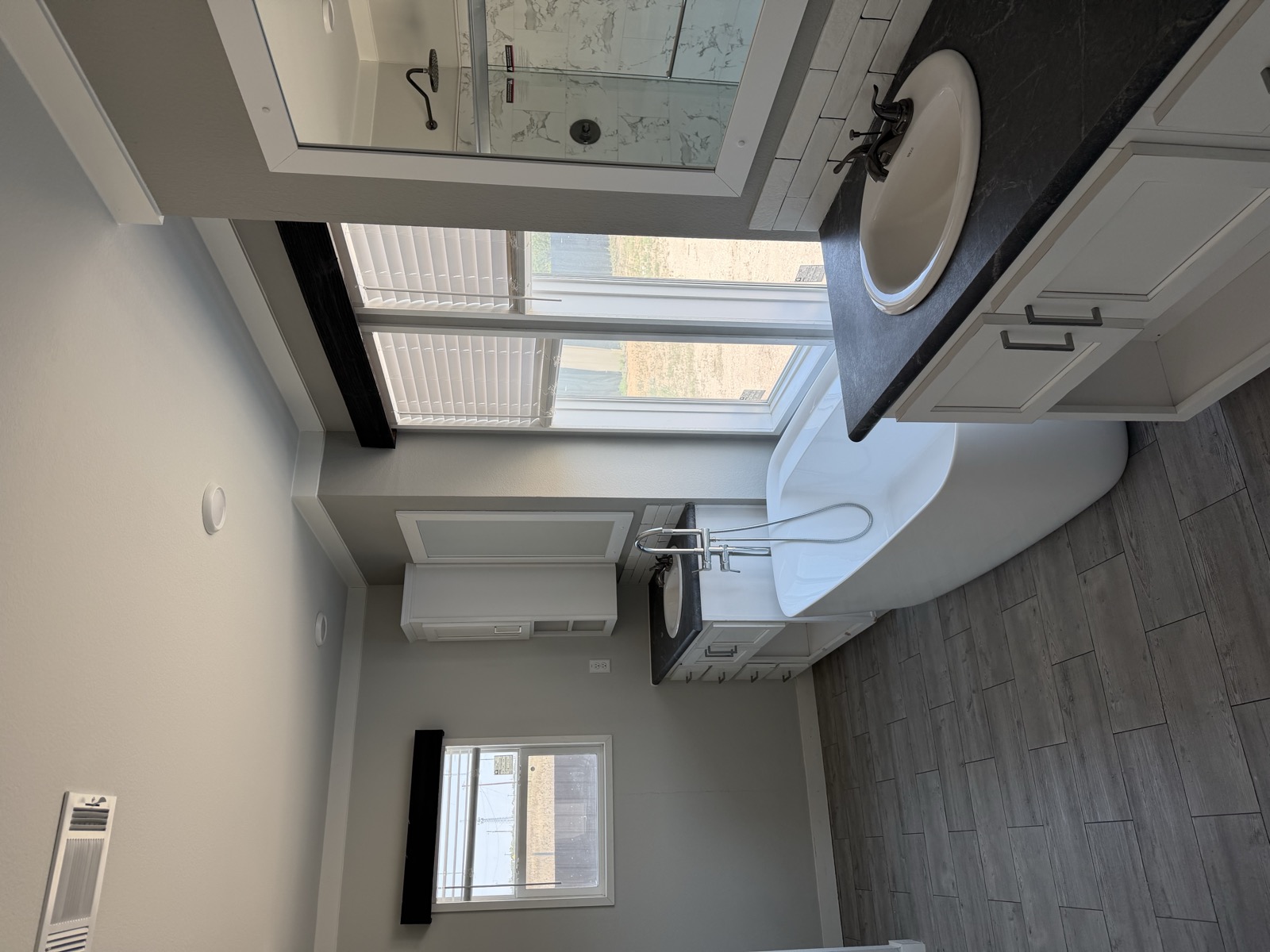 2024 Palm Harbor Fiesta 32x56 primary bath with garden tub